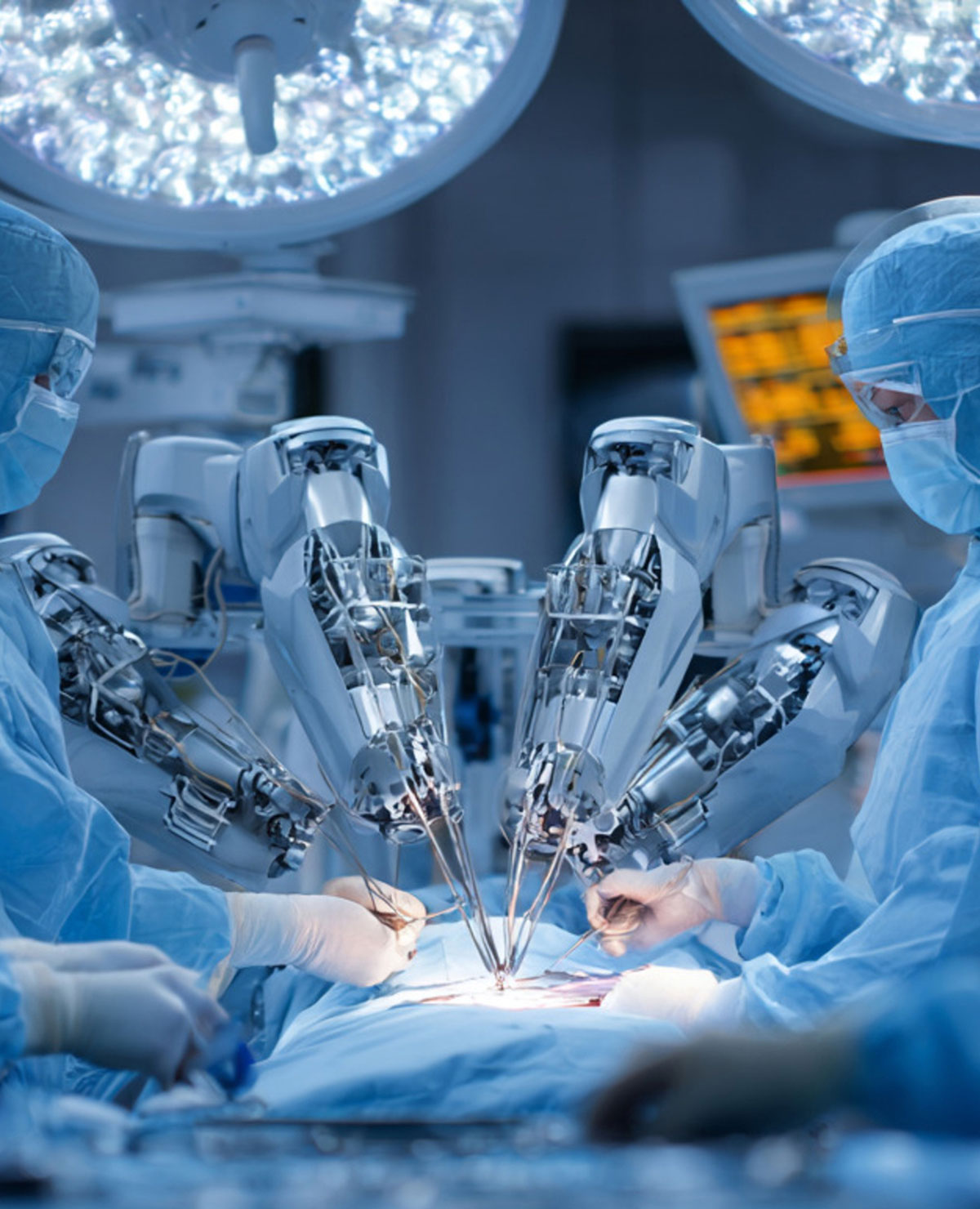 수술 보조 로봇과 협업하여 수술하는 이미지